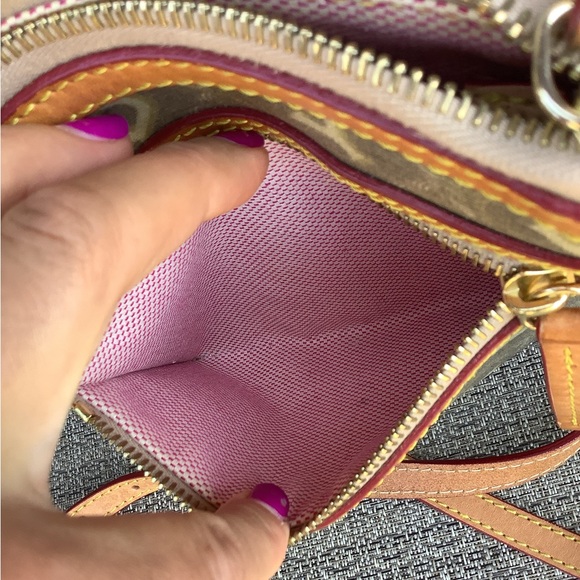 Dooney and Bourke crossbody 🧡🤍🧡 - Picture 3 of 12